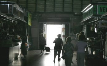 La foto di un mercato al buio, tratta da www.lavanguardia.es