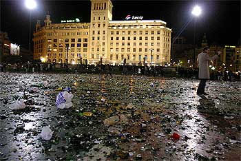 Vetri e bottiglie rotte in Plaça Catalunya