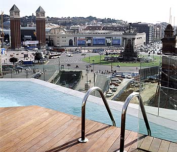 Vista sulla Plaça Espanya dalla piscina del B-Hotel
